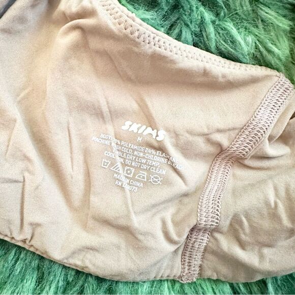 SKIMS Cream Sleeveless Crop Tank Top - Picture 3 of 3